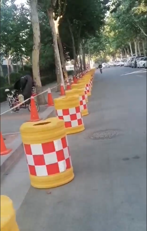 某学校为安全措施订购的防撞桶